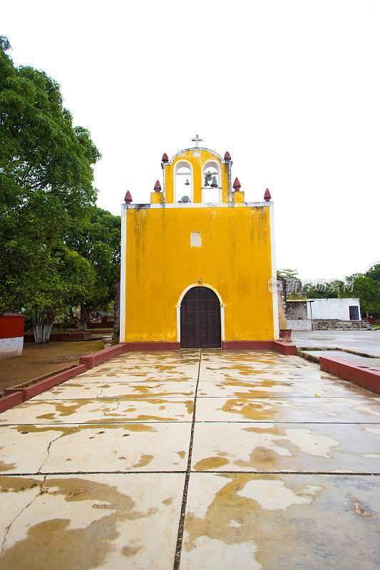 Dzitnup, Valladolid市政，尤卡坦:Yellow Church